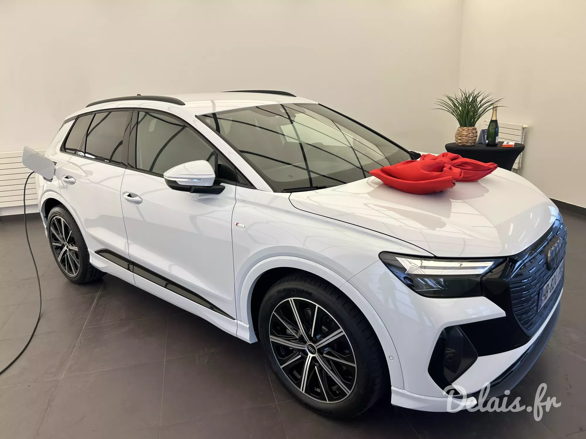 Audi Q4 e-tron Glacier white S Line