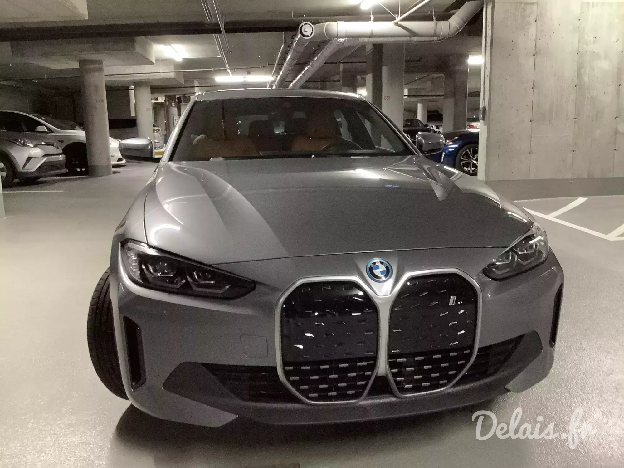 BMW i4 Skyscraper Grau Base