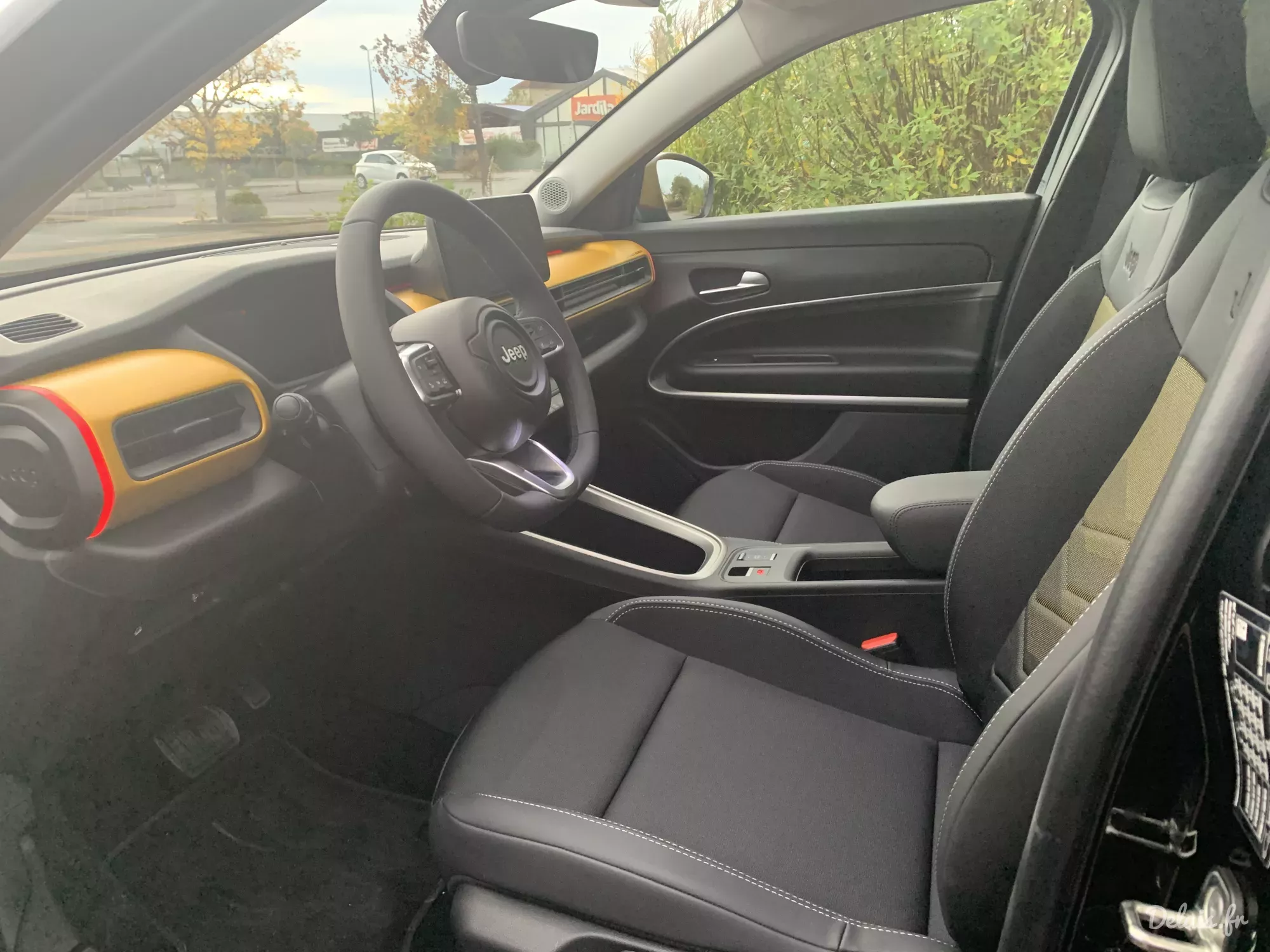 Jeep Avenger Volcano Black Summit