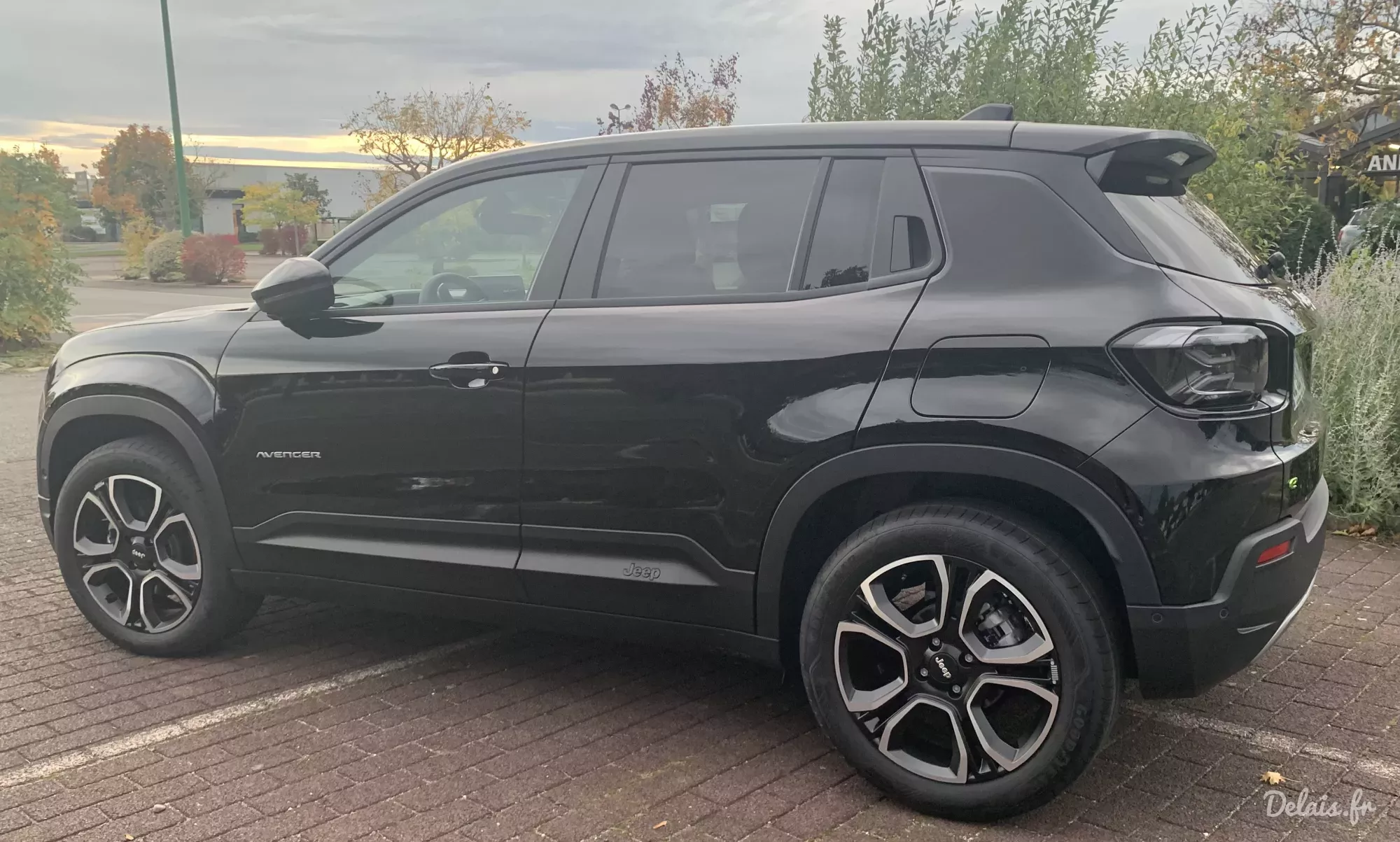 Jeep Avenger Volcano Black Summit