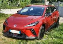 MG 4 Dynamic Red Standard of Jm