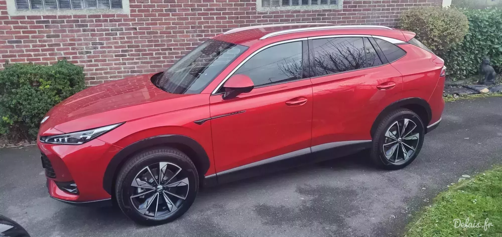 MG EHS Dynamic Red Luxury