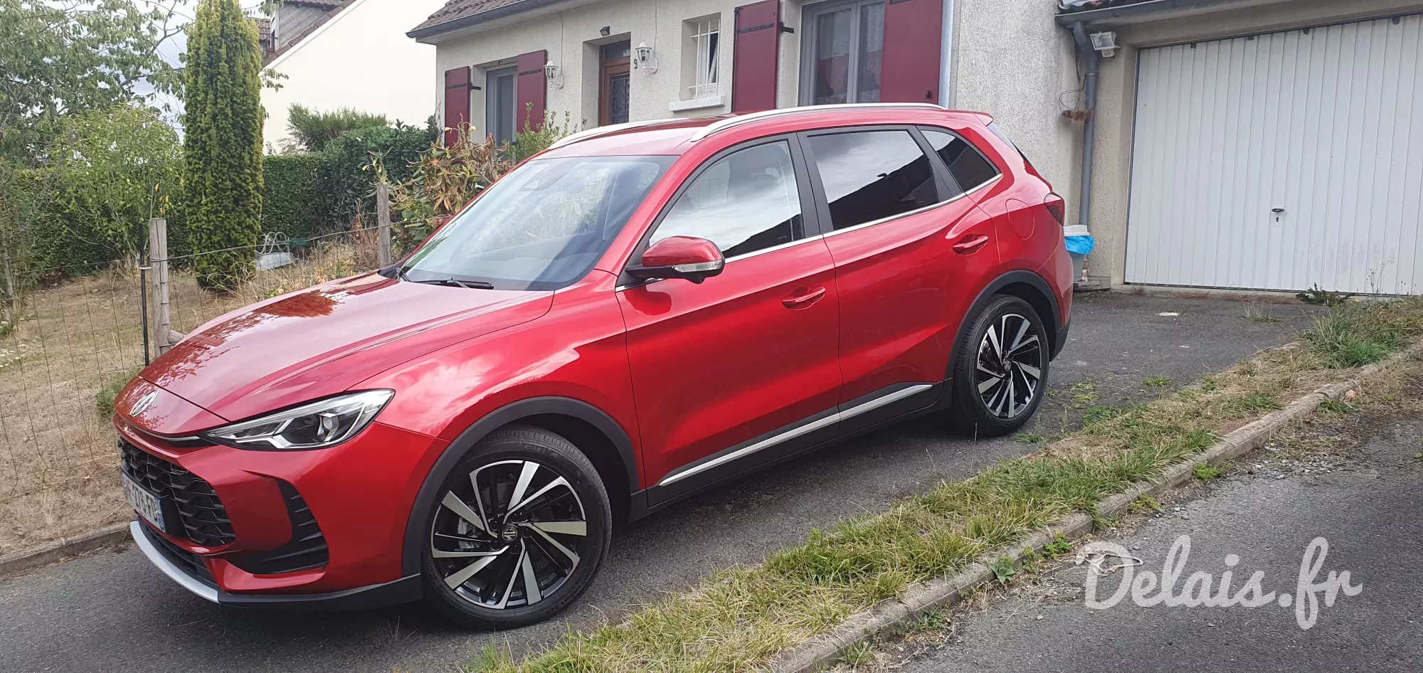 MG ZS Dynamic Red Luxury