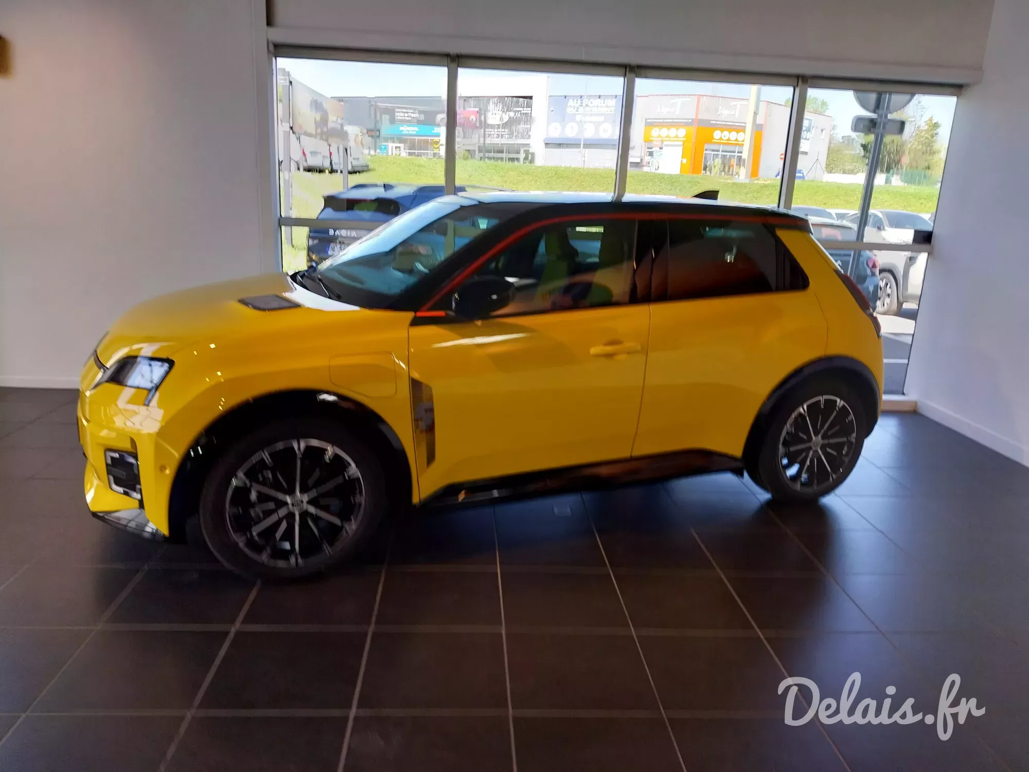 Renault R5 E-Tech Pop Yellow Iconic Cinq