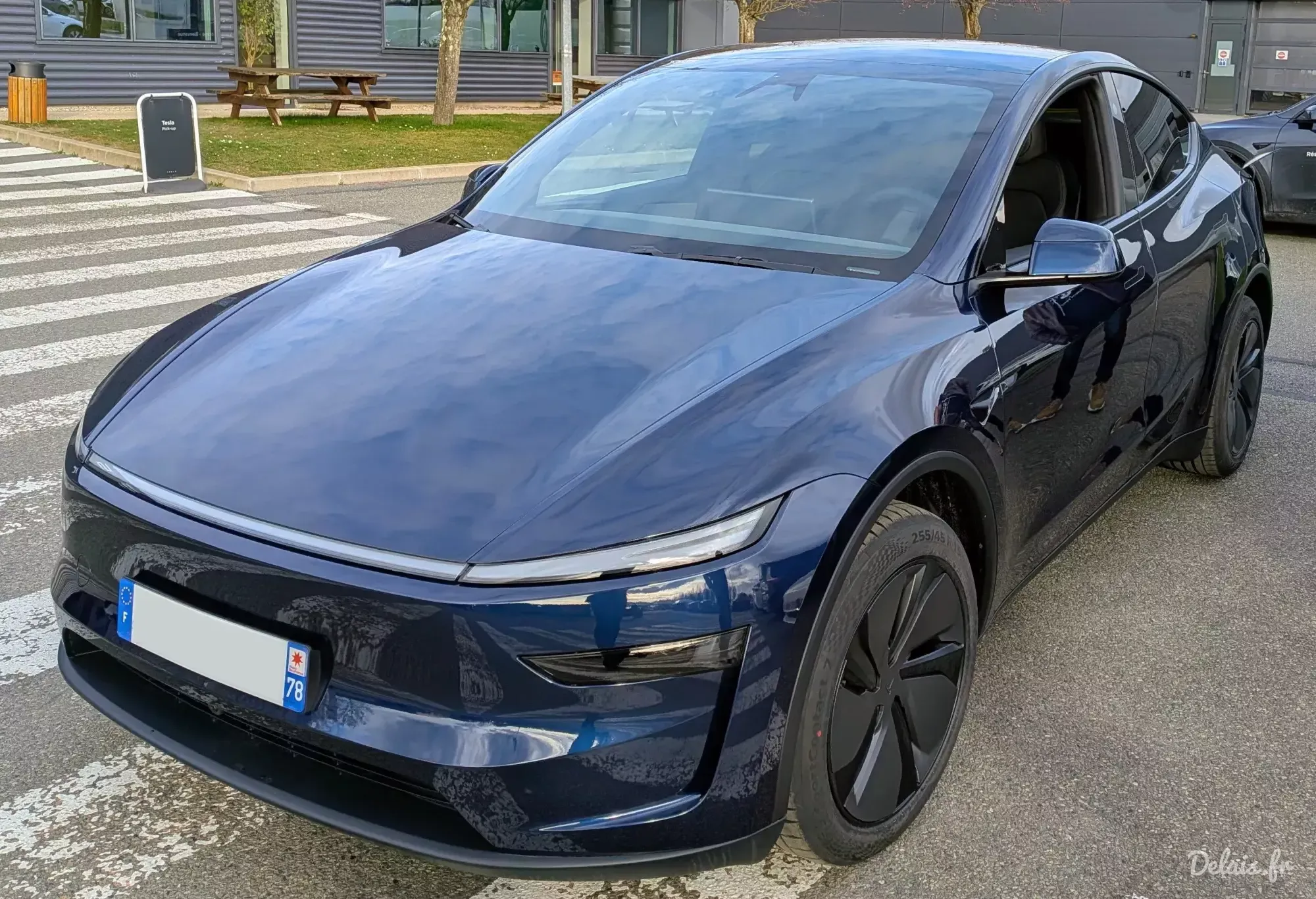 Tesla Model Y Glacier Blue Grande Autonomie