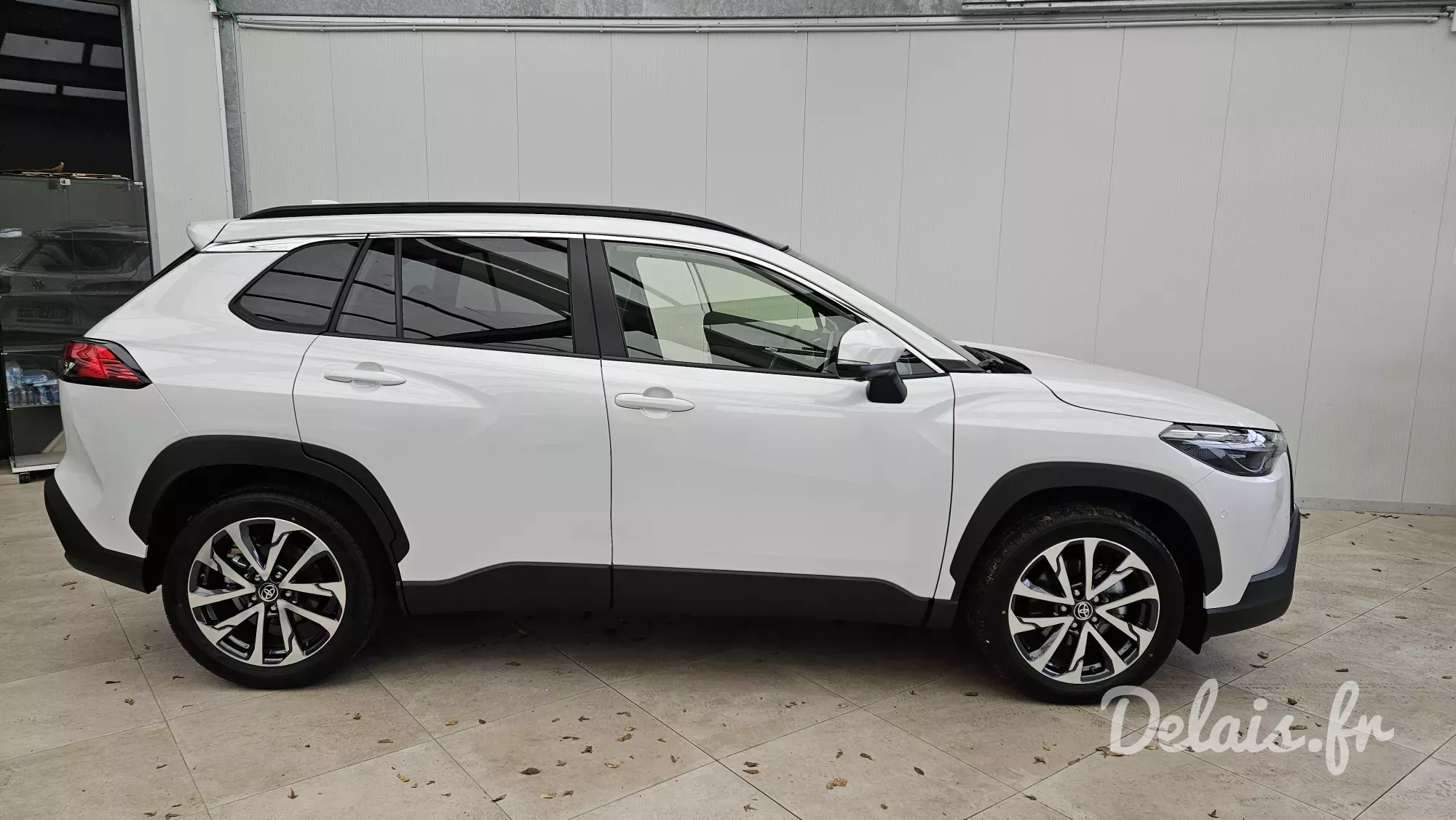 Toyota Corolla Cross Platinum Pearl White Premium
