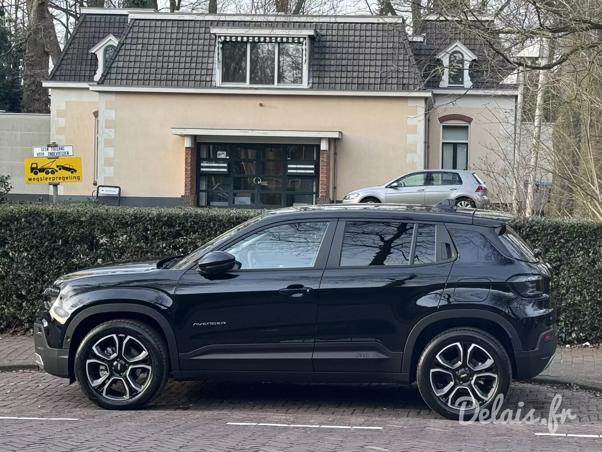 Jeep Avenger Volcano Black Summit