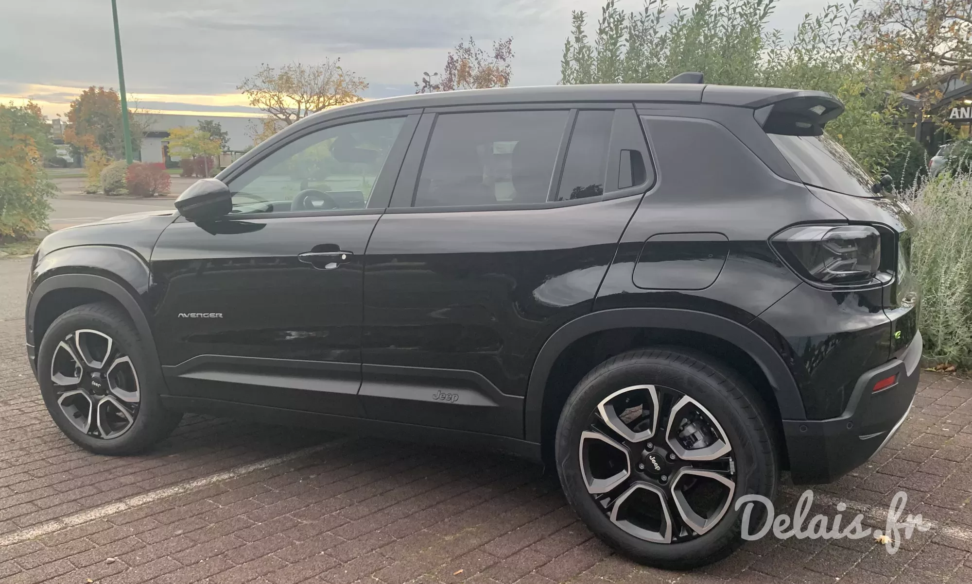 Jeep Avenger Volcano Black Summit
