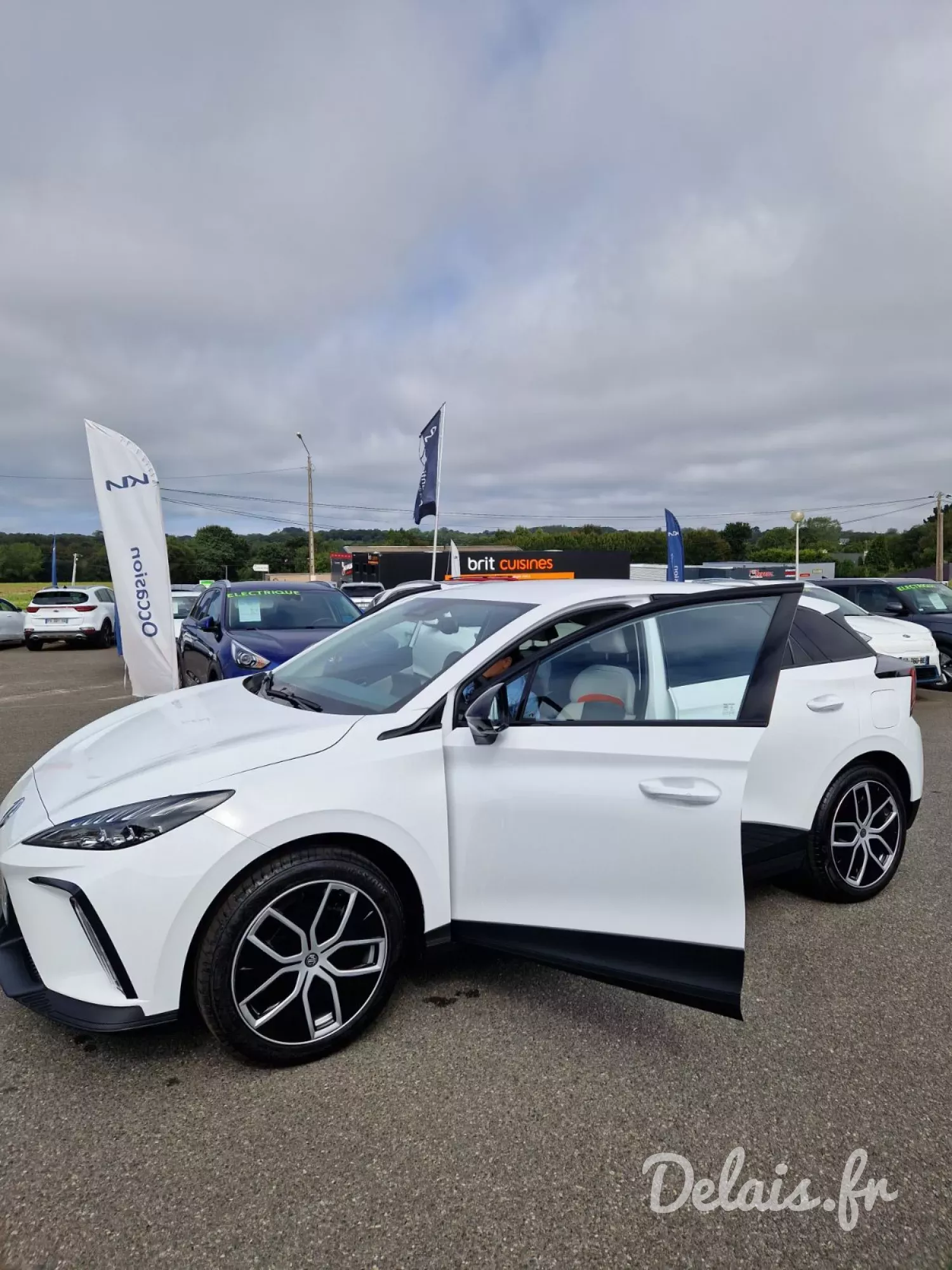 MG4 Dover White Luxury