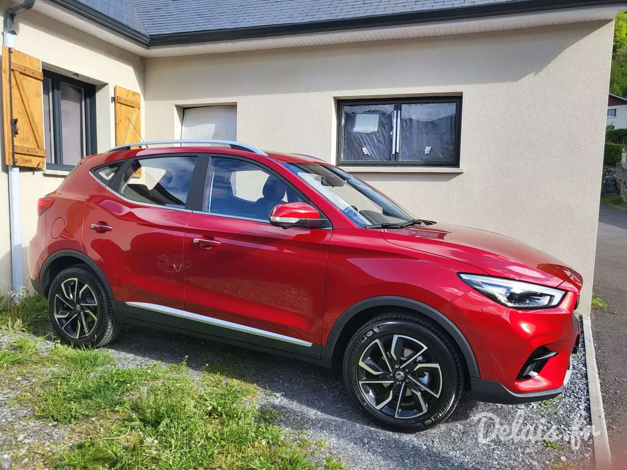 MG ZS Diamond Red Luxury