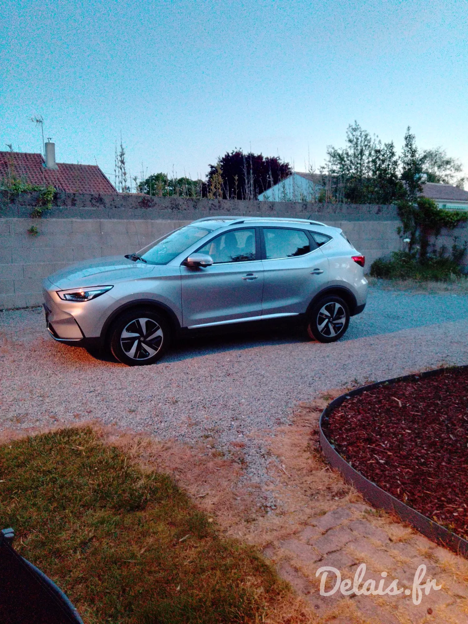 MG ZS Cosmic Silver Luxury