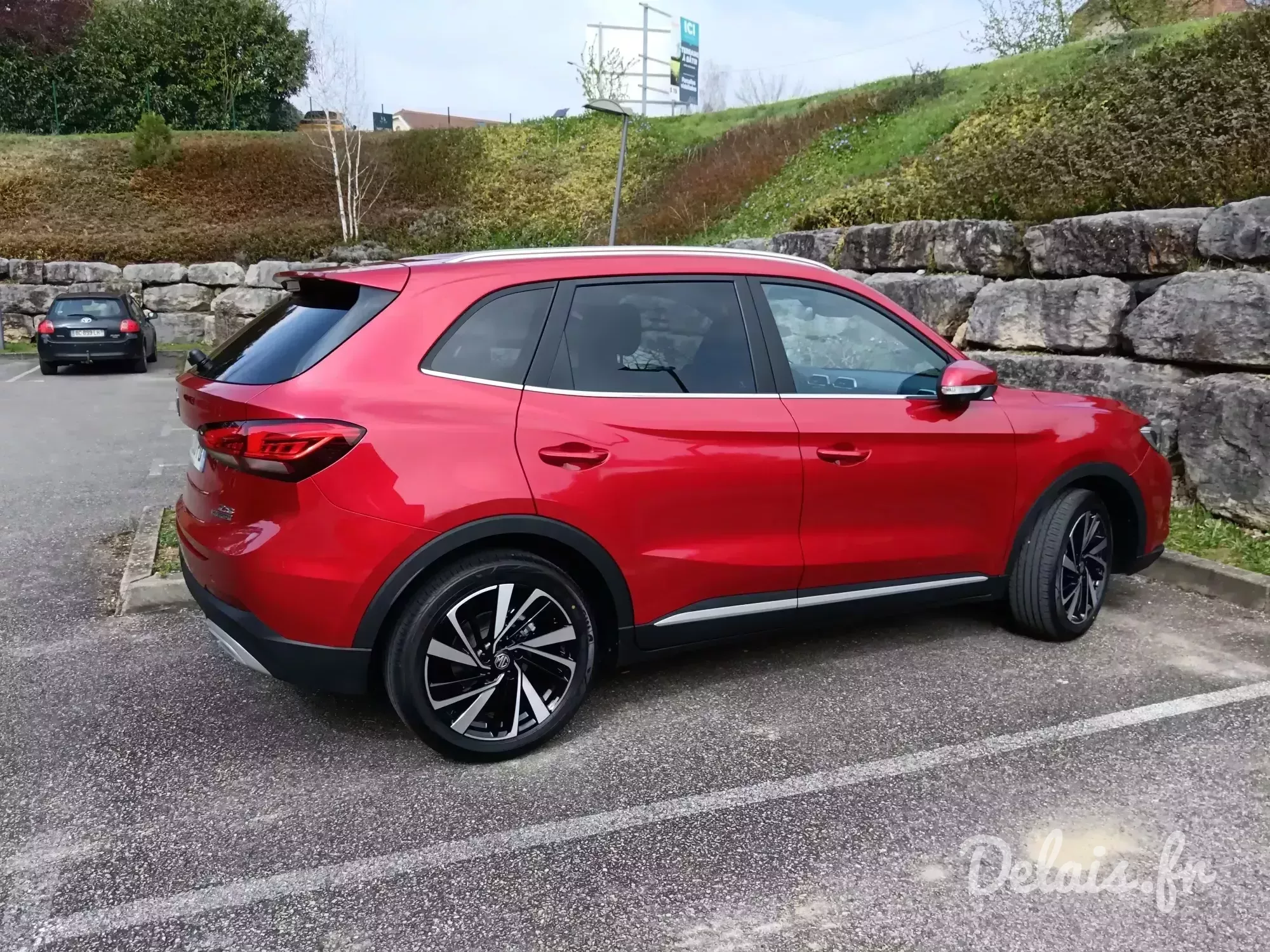 MG ZS Diamond Red Luxury