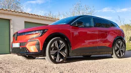 Renault Megane E-Tech Rouge Flamme Iconic de Electron libre 04