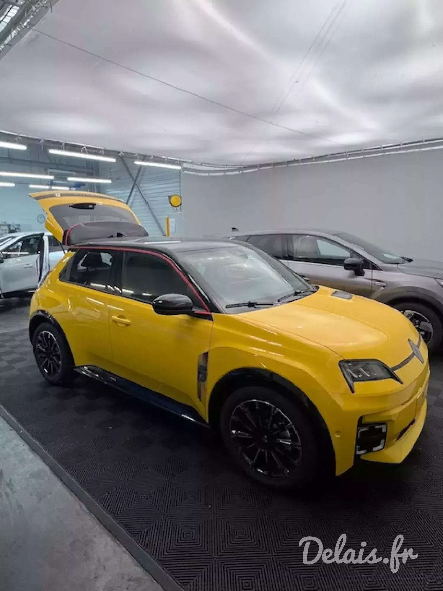 Renault R5 E-Tech Jaune Pop Iconic Cinq