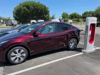 Tesla Model Y Midnight Cherry Red Grande Autonomie de GaryGate