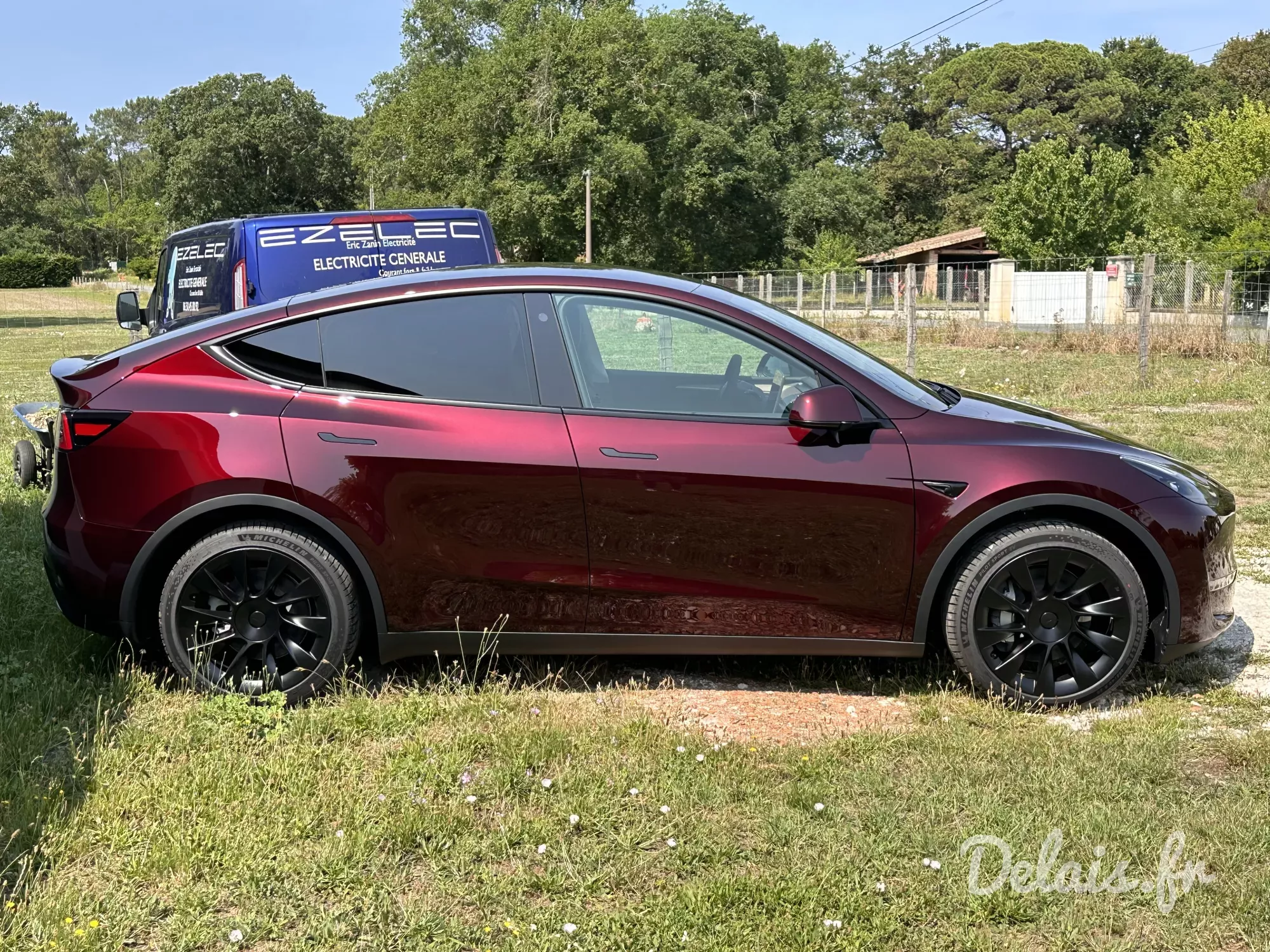 Tesla Model Y Midnight Cherry Red Grande Autonomie