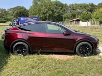 Tesla Model Y Midnight Cherry Red Grande Autonomie de looping