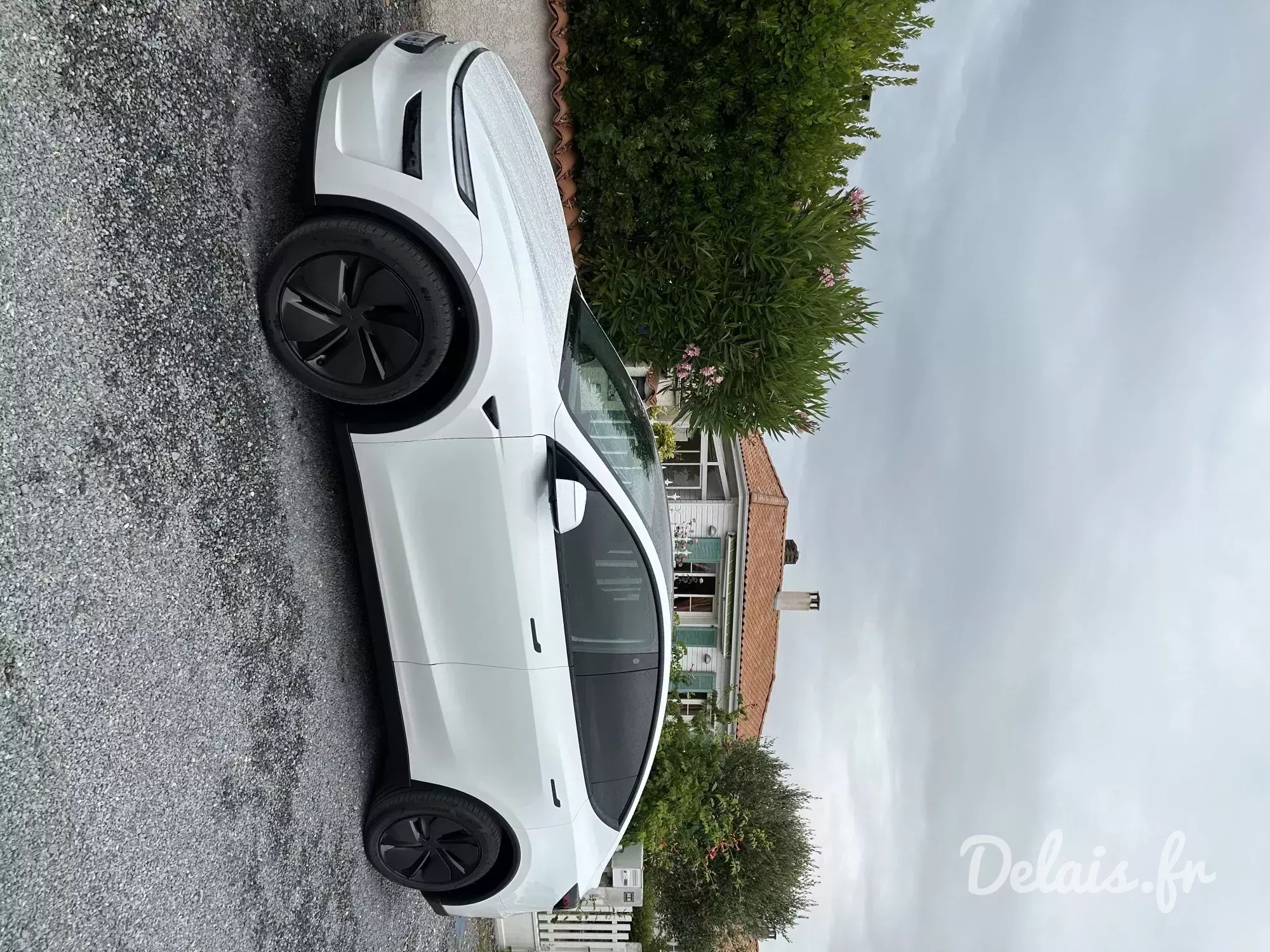 Tesla Model Y Blanc Nacré Grande Autonomie