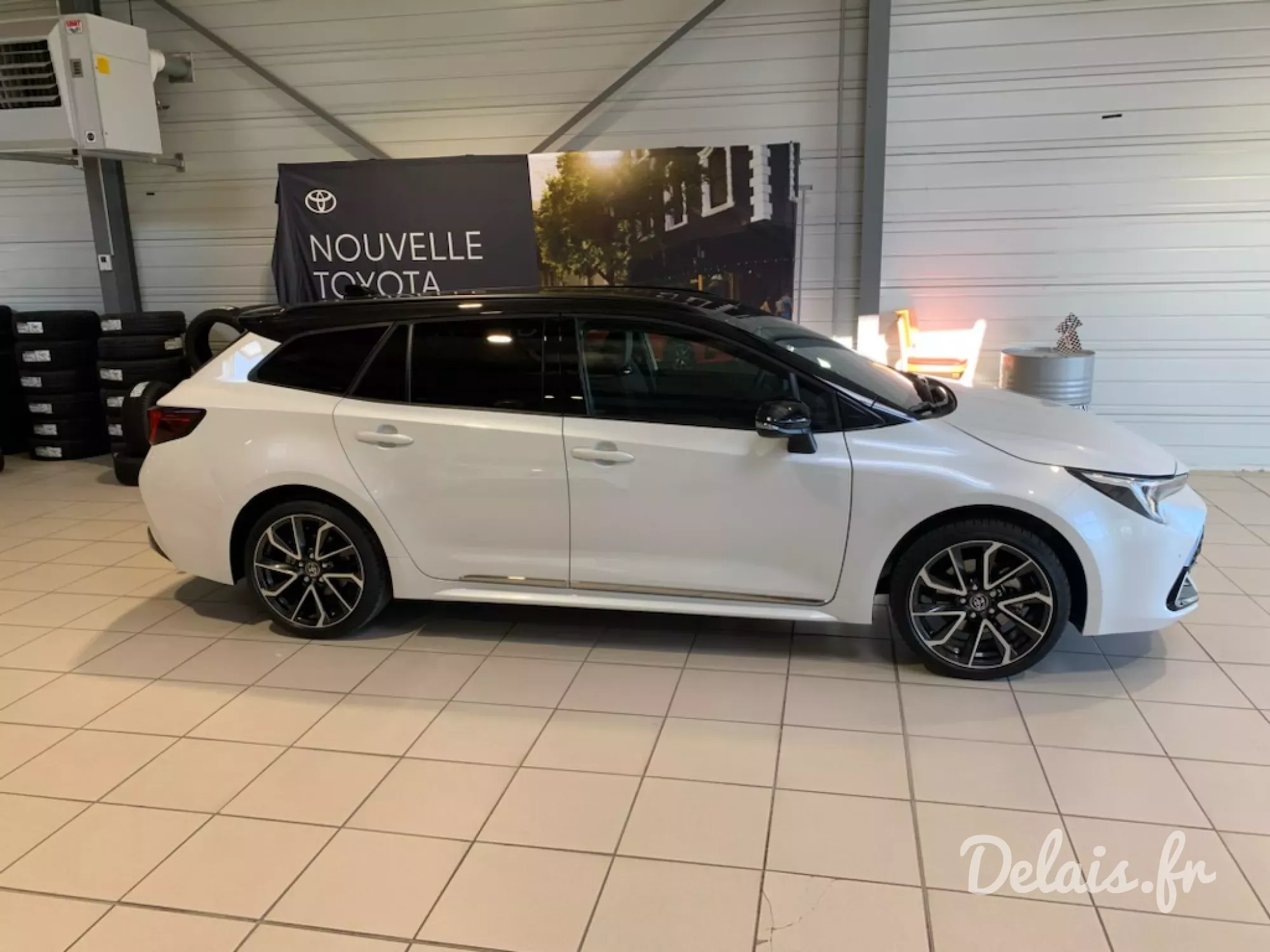 Toyota Corolla Blanc Lunaire Collection