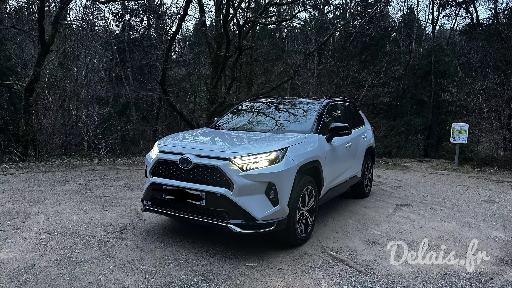 Toyota RAV4 Blanc Lunaire Collection