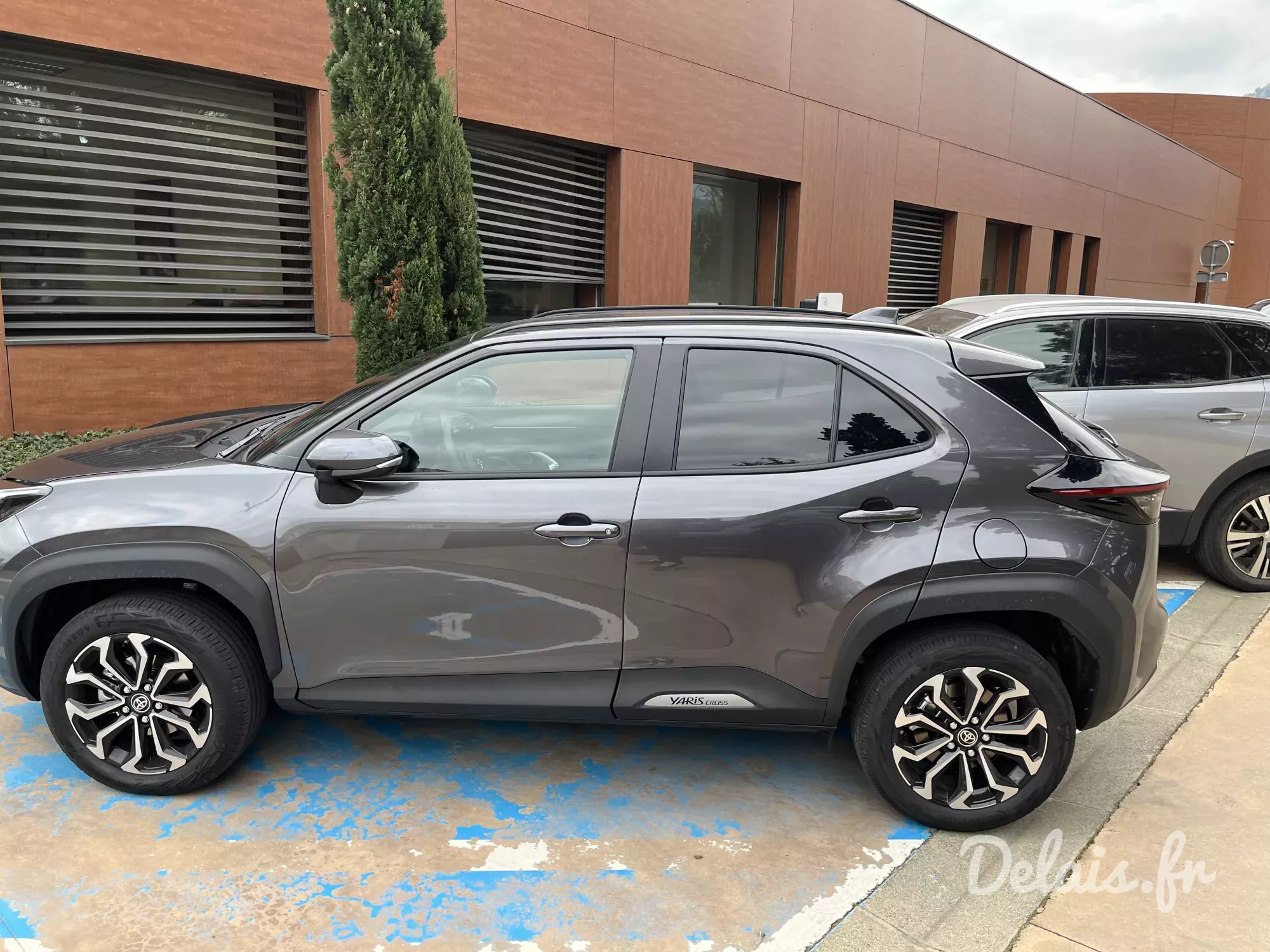 Toyota Yaris Cross Gris Atlas Design