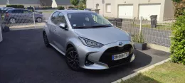 Toyota Yaris Gris Minéral Design de kniebihli37