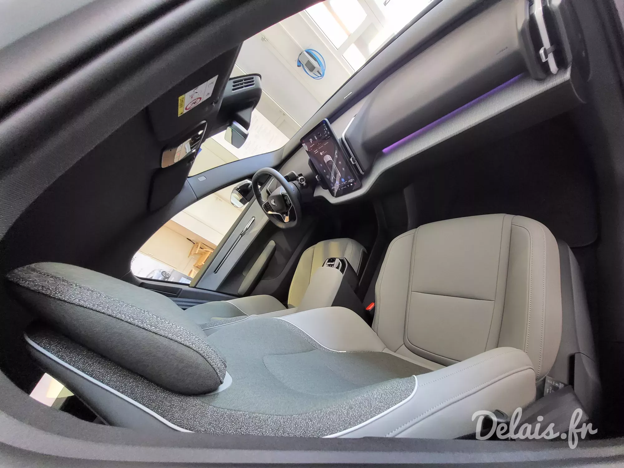 Volvo EX30 Vapour Grey / Gris Brume Plus